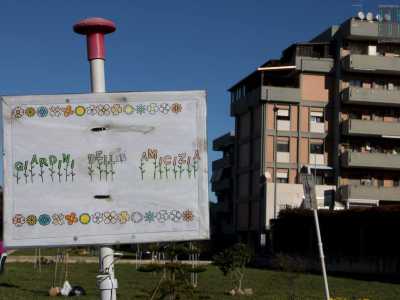Il cartello colorato piantato al centro di una delle due superfici: sul segnale c'� scritto "I giardini dell'amicizia", intitolazione non ufficiale ma carica di significato